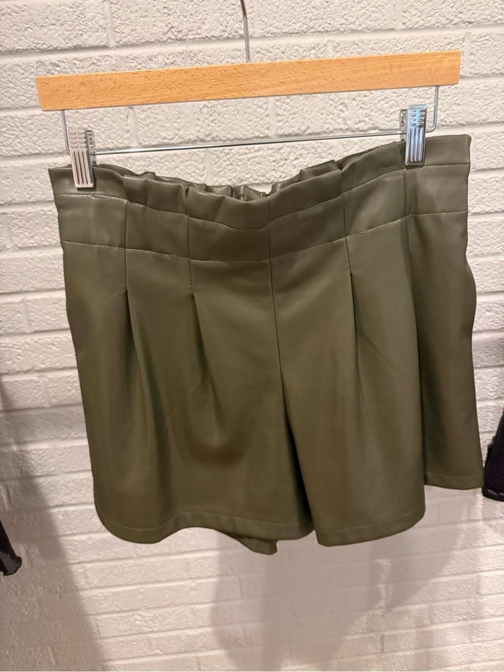 Versona Olive High-Waist Pleated Faux-Leather Shorts